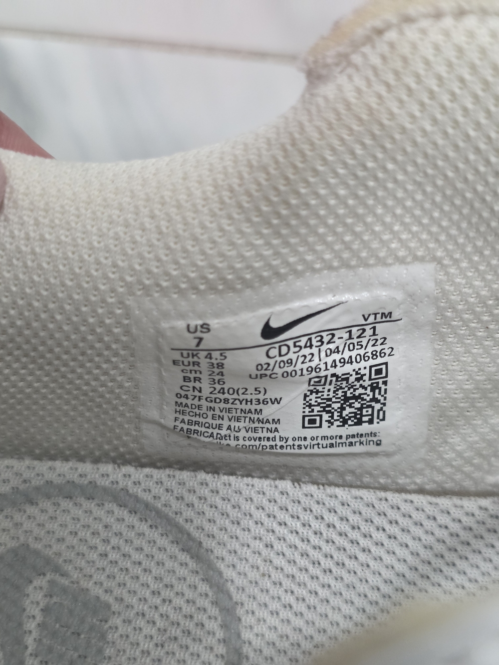 Nike White Mesh & Leather Running Sneakers - Picture 3 of 4